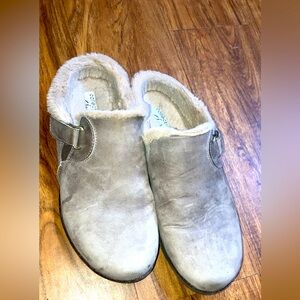 Clark’s collection women’s tan fuzzy slip on clogs 8.5 Comfort